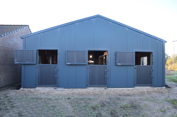 Zadeldak paardenstal| 9x16x3m | Kaatsheuvel